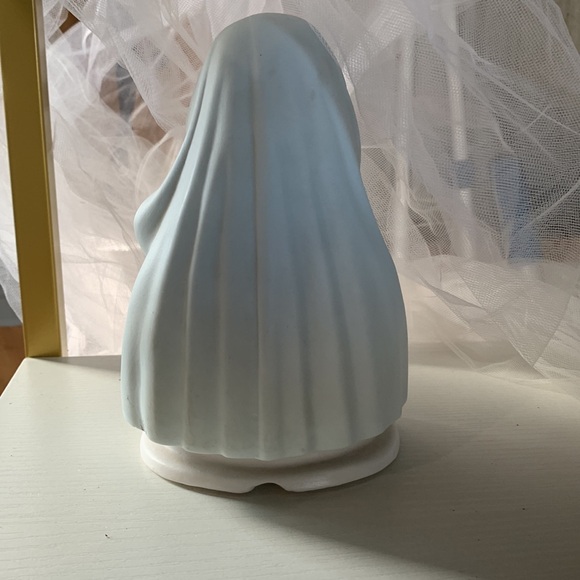 Virgin Mother Mary/ Madonna ceramic figure with rose - Picture 4 of 6